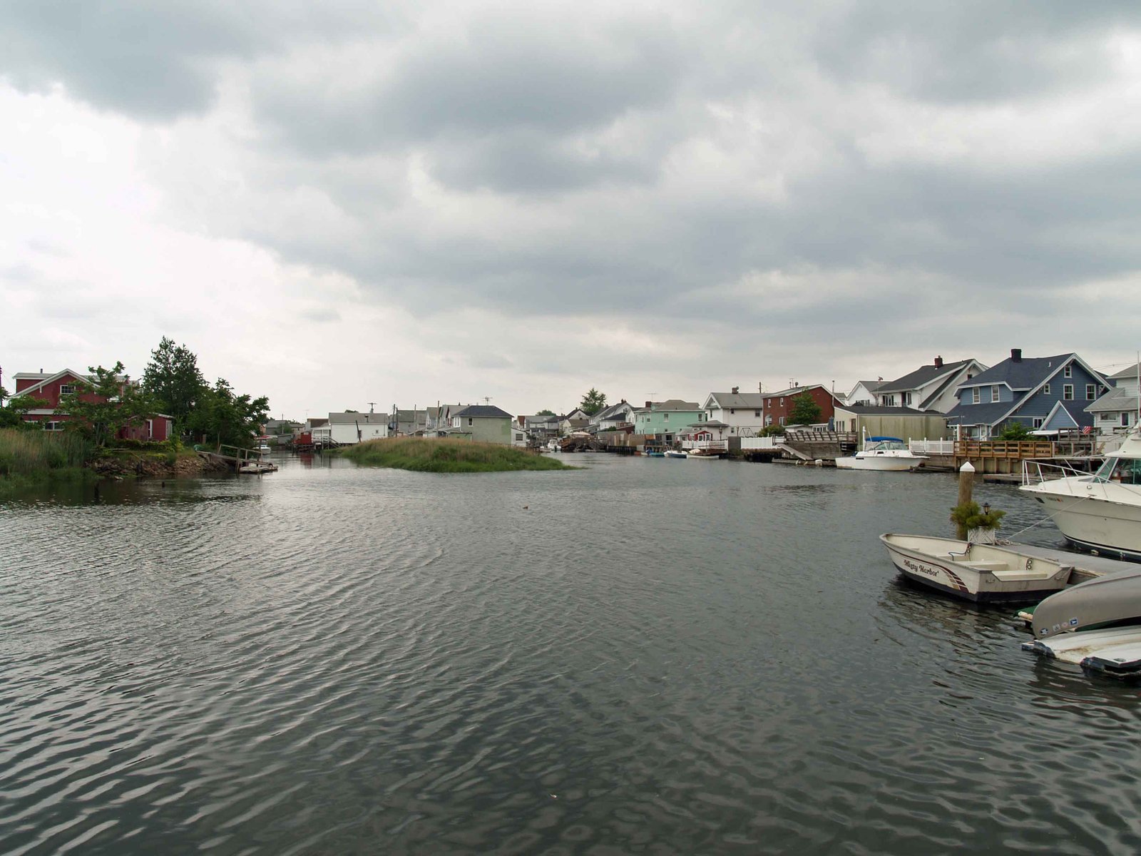 Small boats and houses beside a narrow Howard Beach basin in a 2007 photograph.