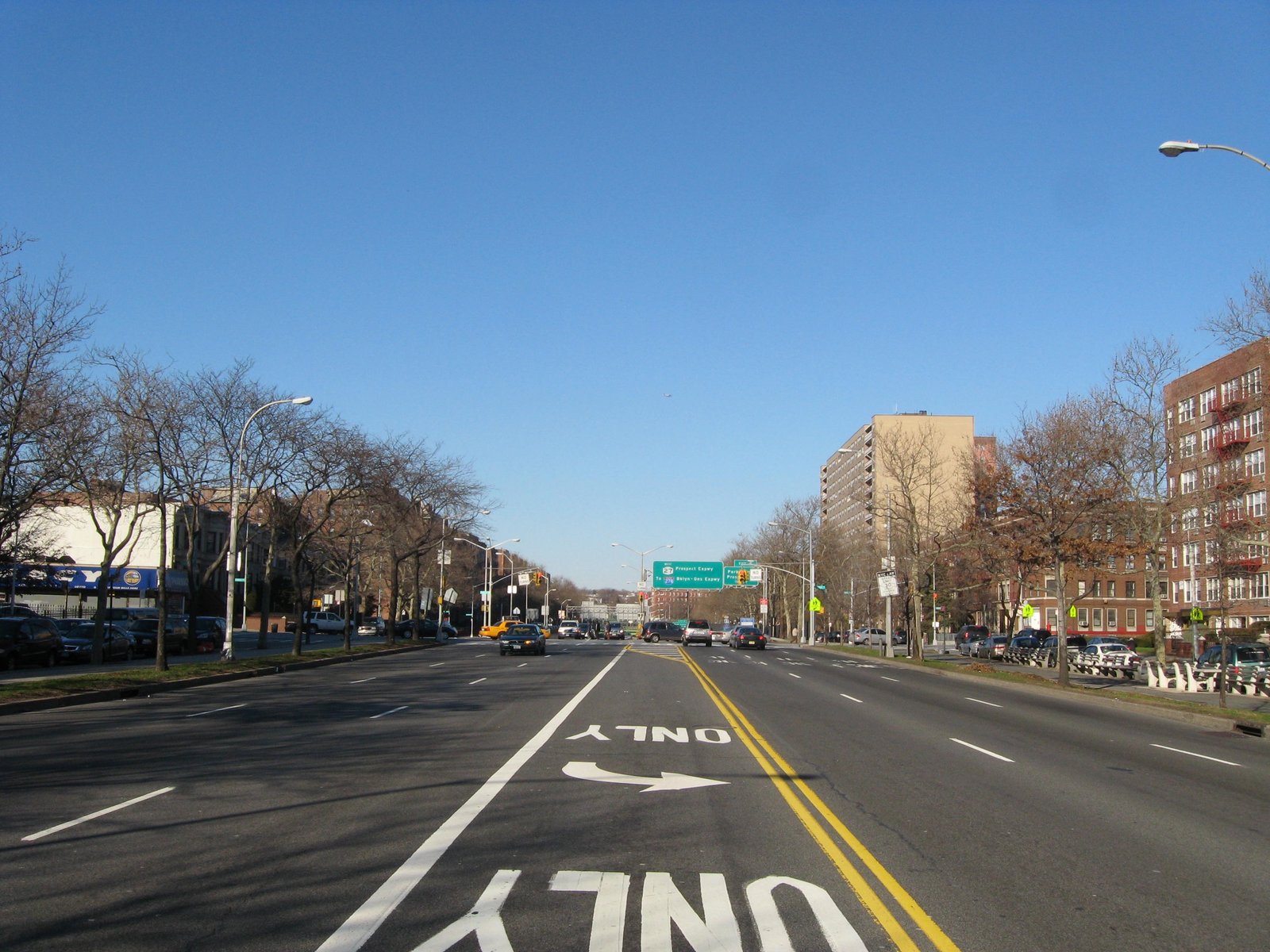 Ocean Parkway looking north from Beverley Road, with tree-lined side strips and apartment fronts, photographed in 2008.