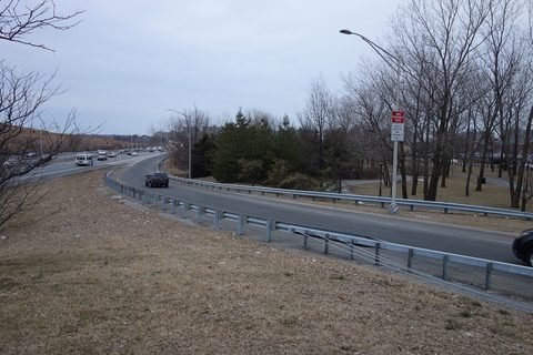 A view of the Belt Parkway from the Erskine Street overpass.