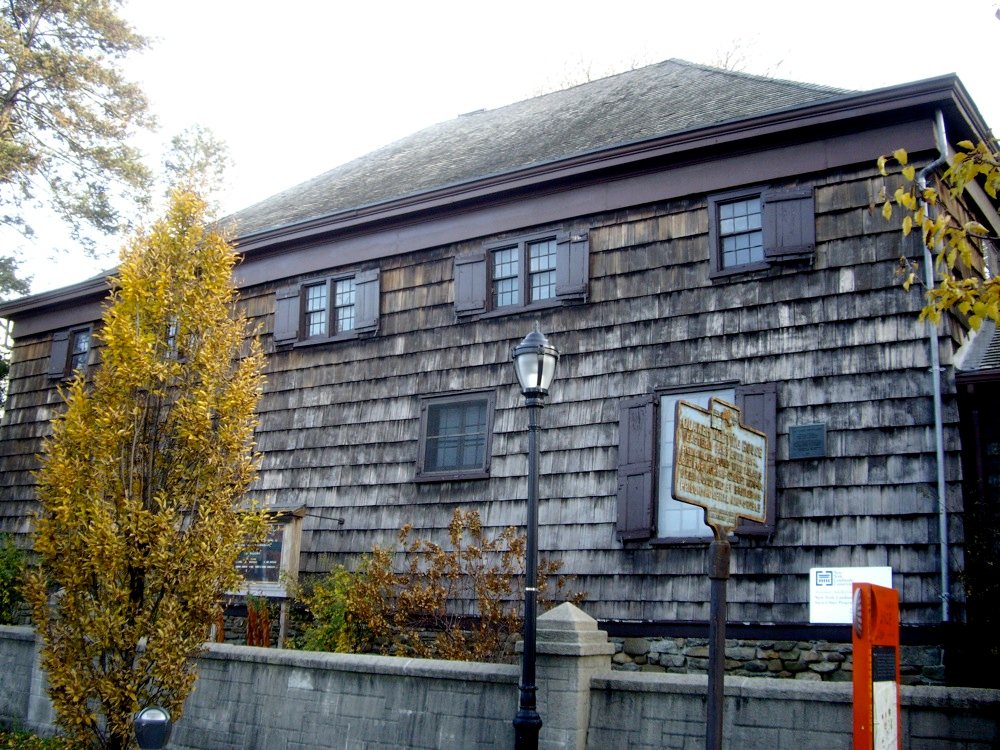 Flushing Quaker Meeting House exterior from Northern Boulevard in 2007