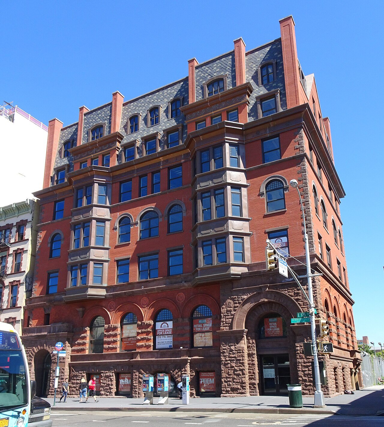 Corn Exchange Building after its upper-story reconstruction, photographed in 2016