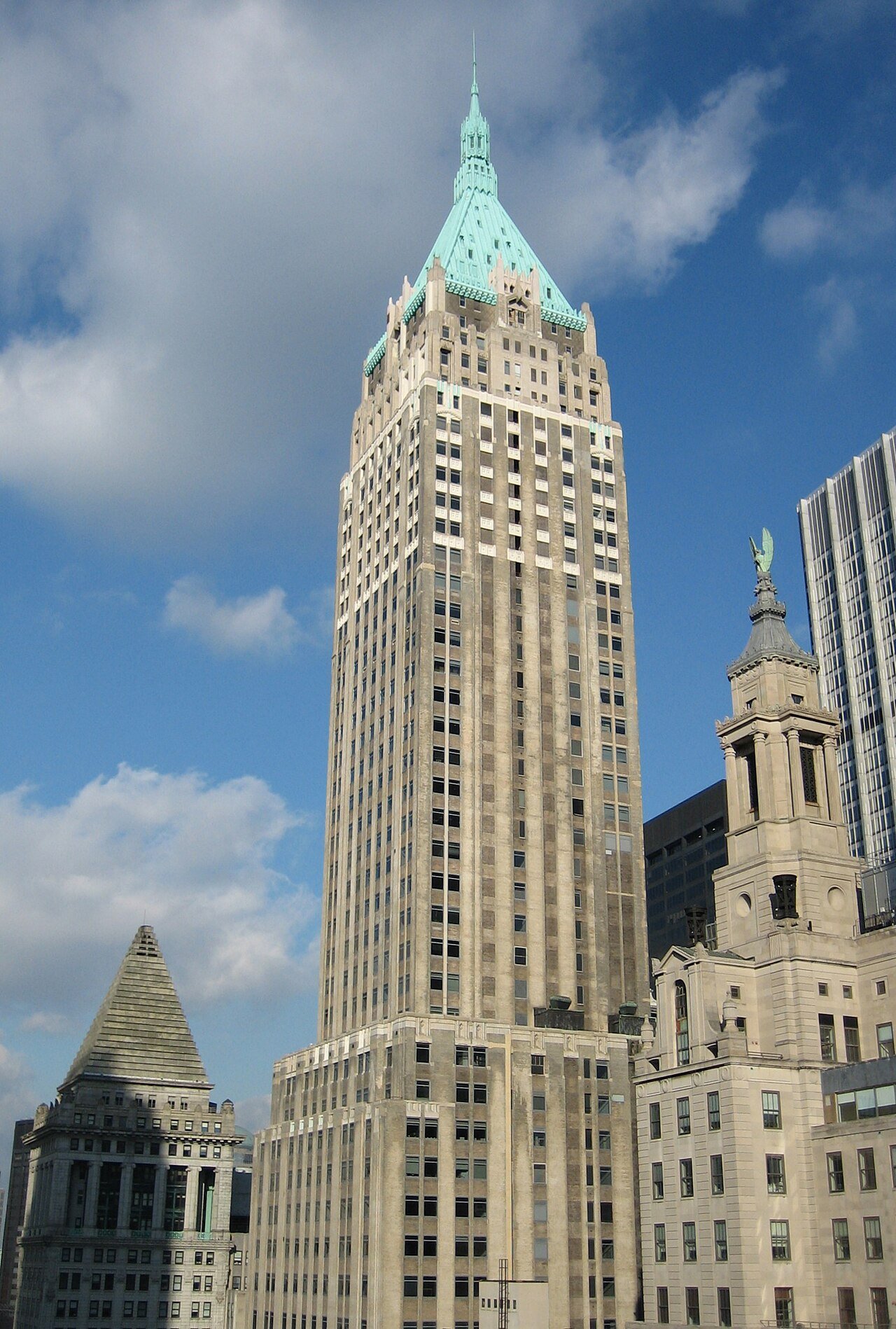 Upper tower and green pyramidal roof of 40 Wall Street in 2005
