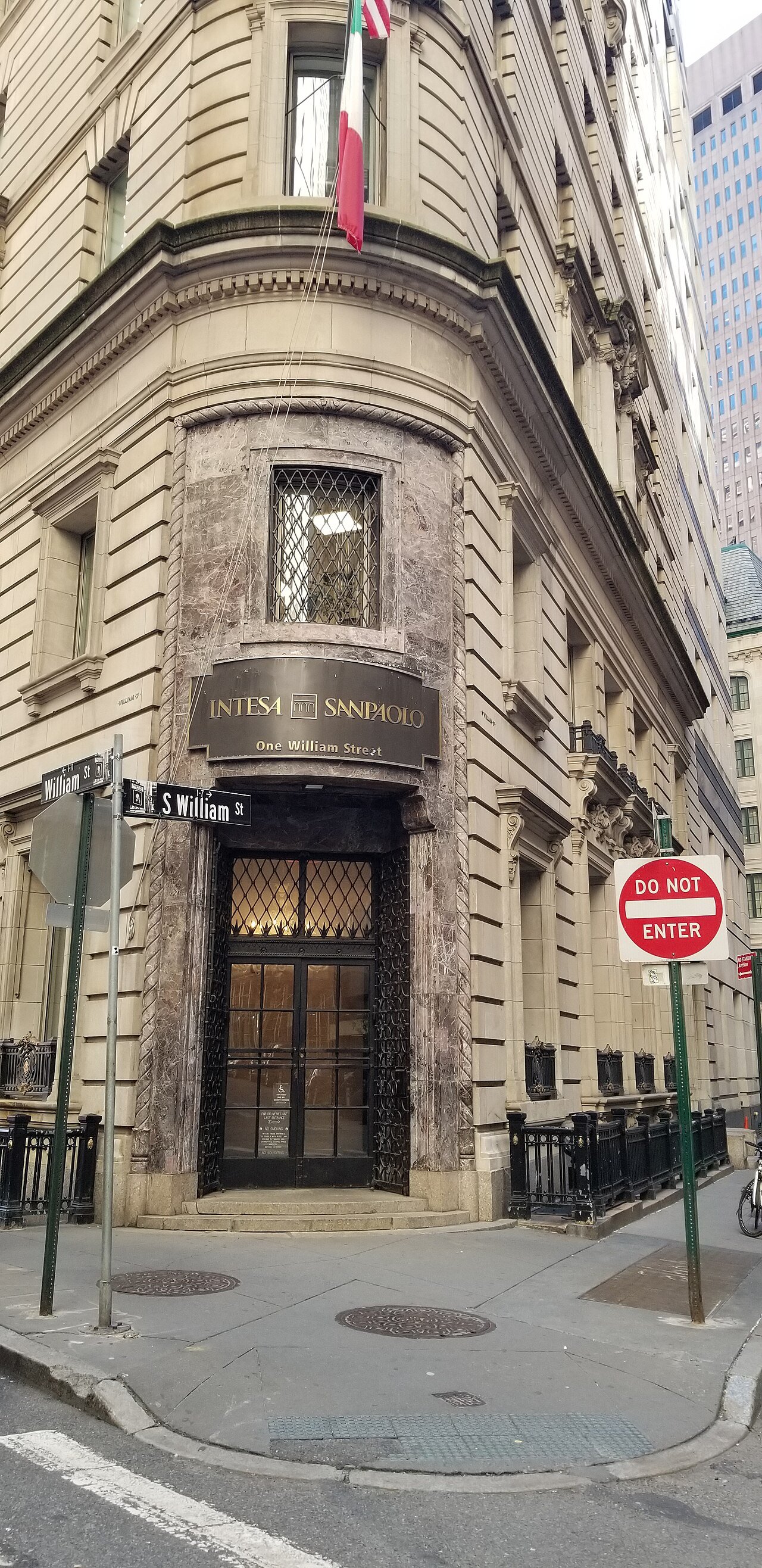 Rounded entrance of the former Seligman headquarters at One William Street