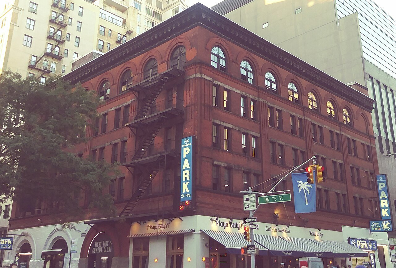 Former New-York Cab Company stable and its arched upper windows in 2019